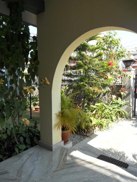Hotel Nirvana Pokhara Extérieur photo